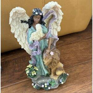 Vintage Angel music box with a lion and a lamb